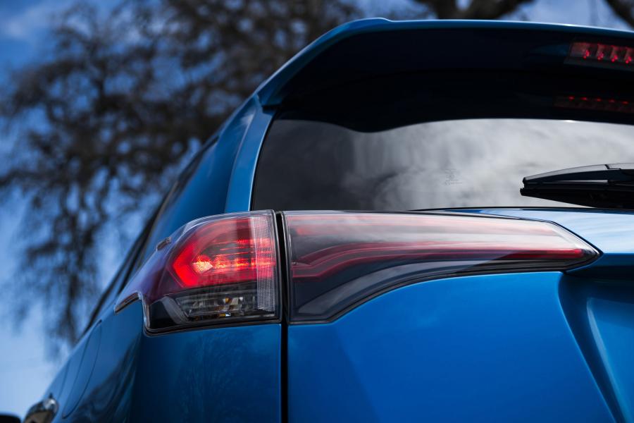  Toyota RAV4 Hybrid 2015 года  (US) (фото 24 из 51)